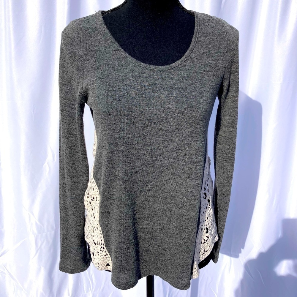 Paper + Tee gray scoop neck Sweater crochet detailed panel on each side, medium